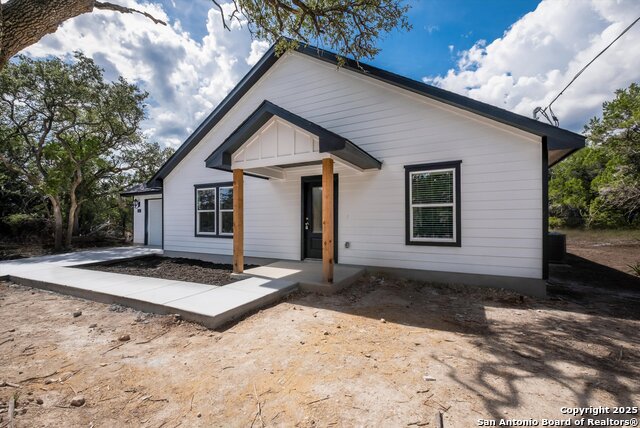 Image 4 of 26 For 432 Canyon Lake Dr