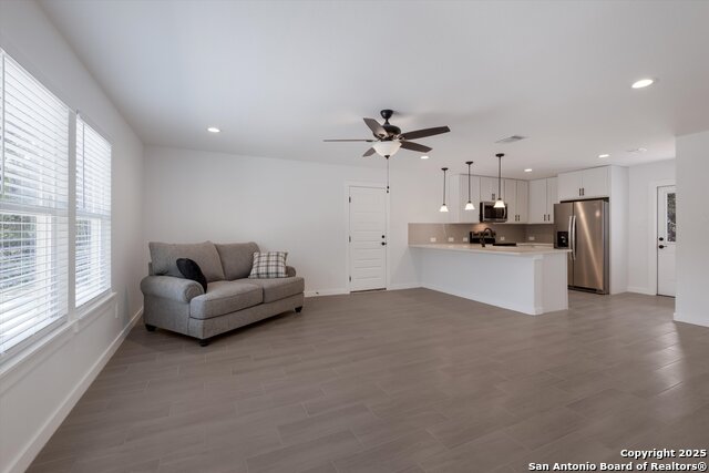 Image 9 of 26 For 432 Canyon Lake Dr