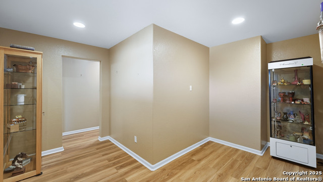 Listing photo id 16 for 635 & 651 Barbara