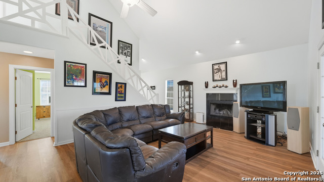 Listing photo id 3 for 635 & 651 Barbara