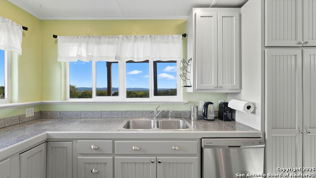 Listing photo id 6 for 635 & 651 Barbara