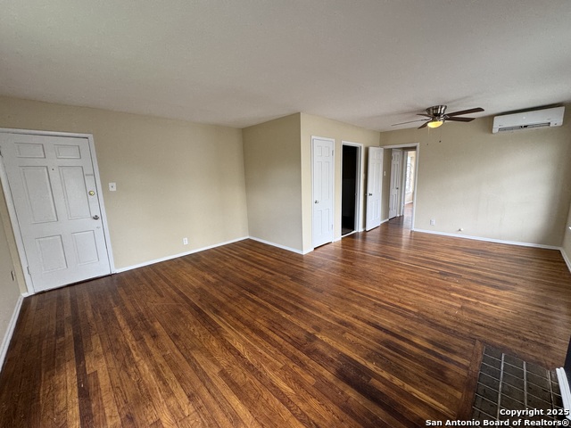 Image 3 of 7 For 944 Huisache W 2