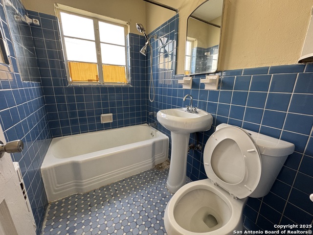 Image 7 of 7 For 944 Huisache W 2