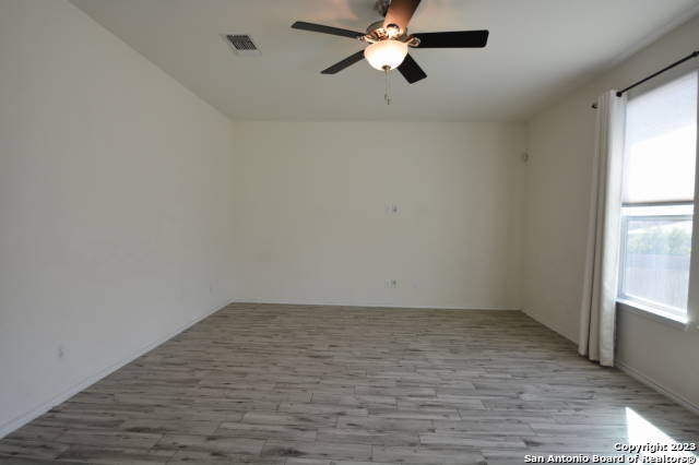 Listing photo id 8 for 121 Landmark Haven