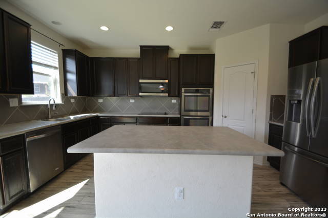 Listing photo id 2 for 121 Landmark Haven