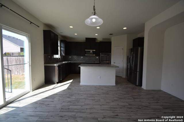 Listing photo id 3 for 121 Landmark Haven