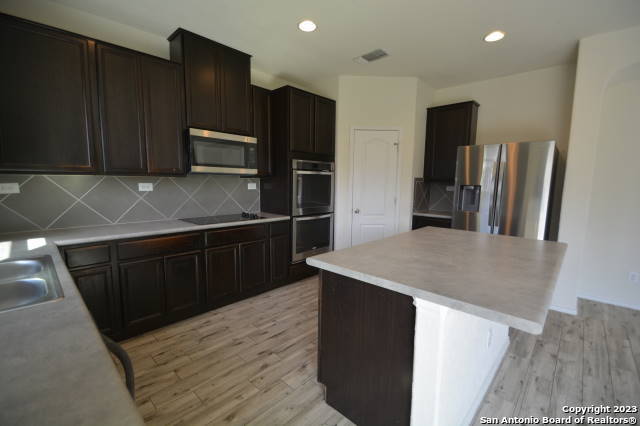 Listing photo id 4 for 121 Landmark Haven