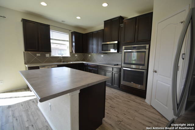 Listing photo id 5 for 121 Landmark Haven