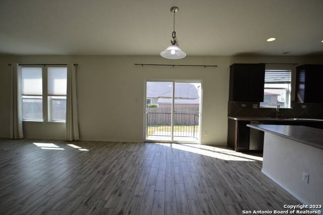 Listing photo id 6 for 121 Landmark Haven