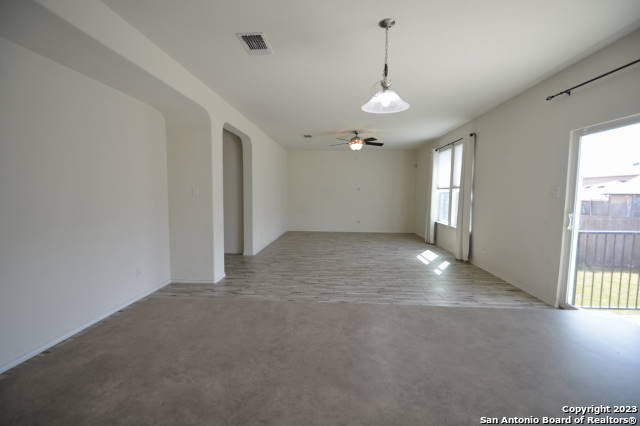 Listing photo id 7 for 121 Landmark Haven
