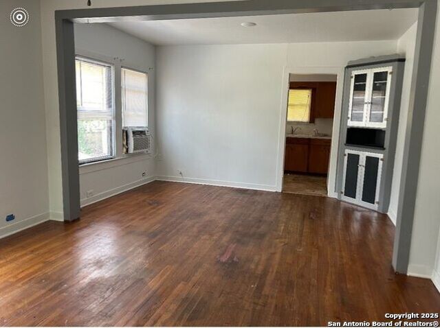 Listing photo id 5 for 816 Austin S