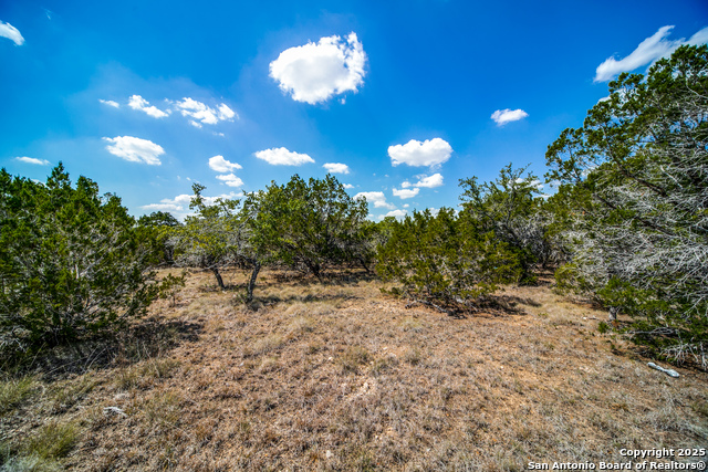Listing photo id 3 for 972 Scarlett Ridge