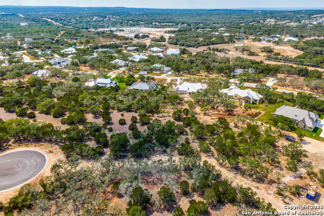 Listing photo id 4 for 972 Scarlett Ridge