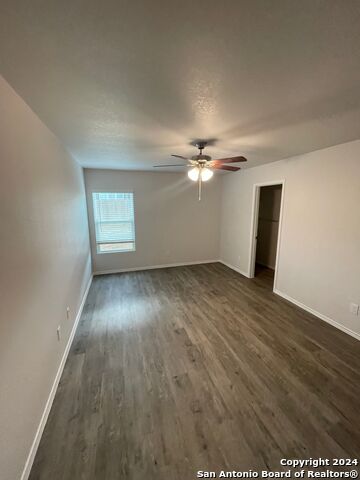 Listing photo id 3 for 4214 Legend Heights