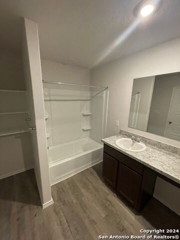 Listing photo id 5 for 4214 Legend Heights