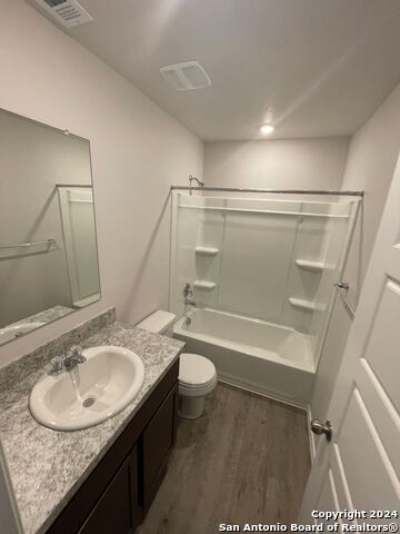 Listing photo id 6 for 4214 Legend Heights