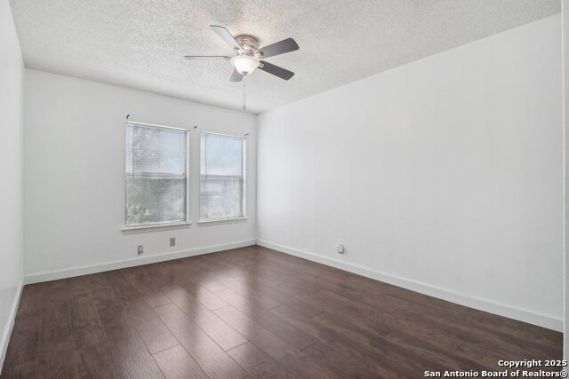 Listing photo id 13 for 345 Cypressfox