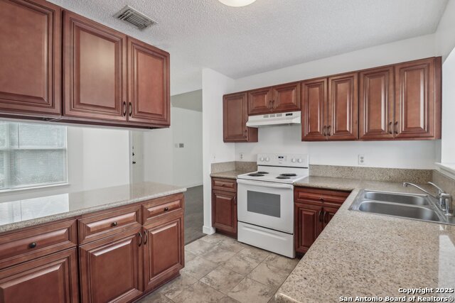 Listing photo id 4 for 345 Cypressfox