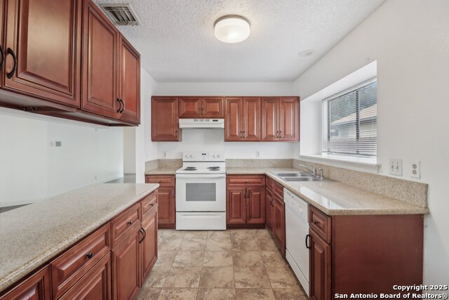 Listing photo id 5 for 345 Cypressfox