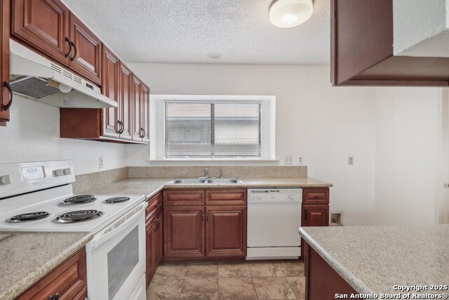 Listing photo id 6 for 345 Cypressfox