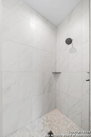 Image 18 of 26 For 808 Gray Oak