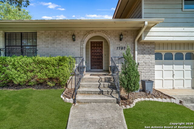 Image 3 of 31 For 7707 Mary Carolyn St