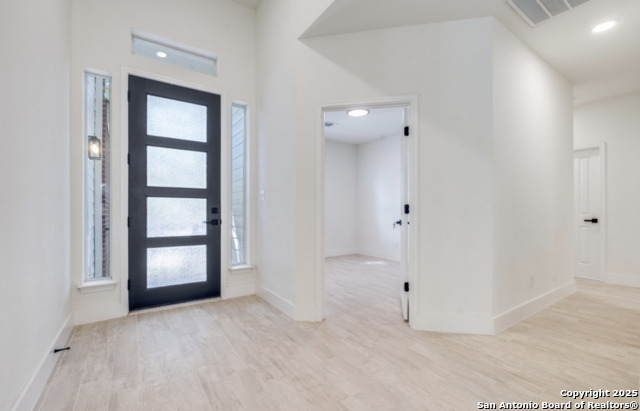 Listing photo id 1 for 527 Roble Real