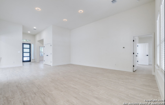 Listing photo id 2 for 527 Roble Real