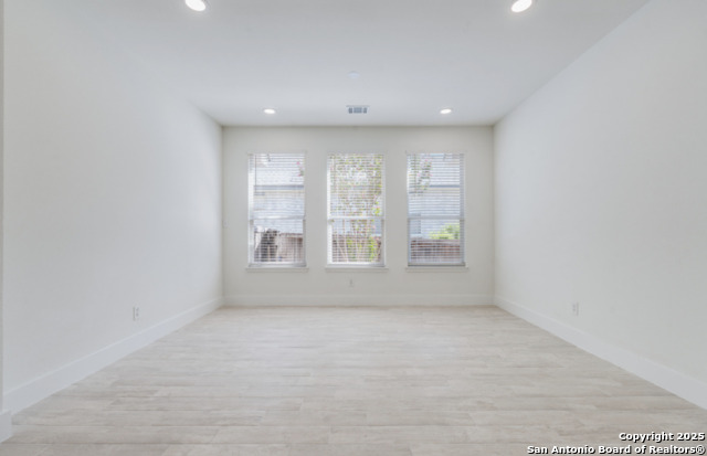 Listing photo id 3 for 527 Roble Real