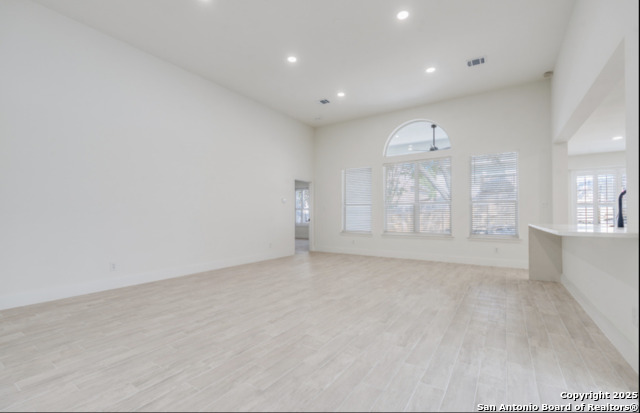 Listing photo id 4 for 527 Roble Real