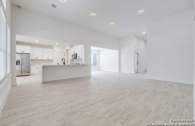 Listing photo id 5 for 527 Roble Real