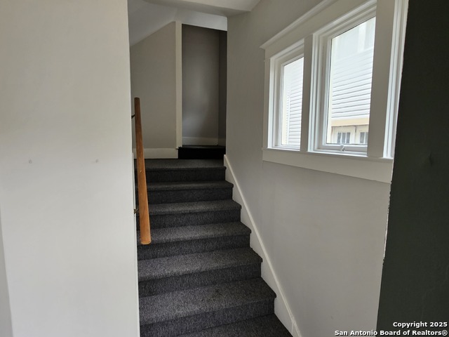 Image 2 of 9 For 1022 Gramercy W 2