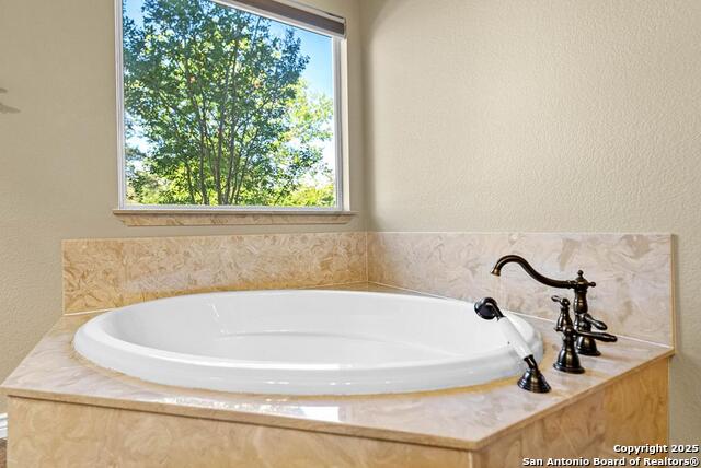 Listing photo id 8 for 103 Cranbrook Court