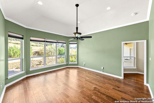 Listing photo id 10 for 103 Cranbrook Court