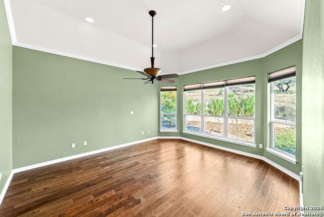 Listing photo id 12 for 103 Cranbrook Court