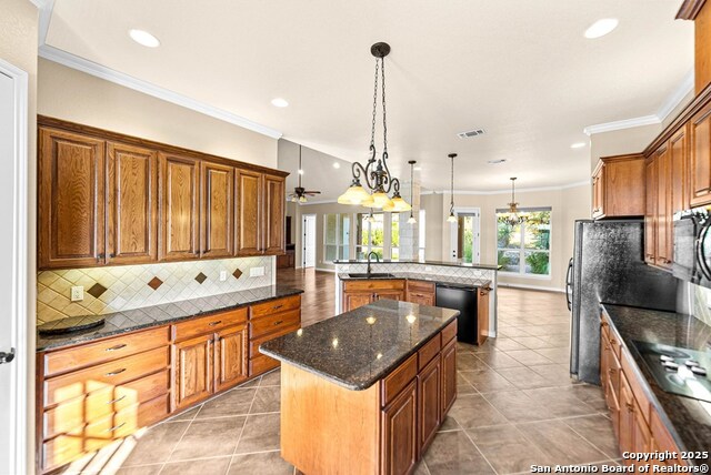 Listing photo id 7 for 103 Cranbrook Court