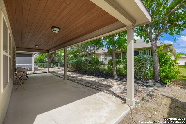 Listing photo id 23 for 3354 Blossom Row