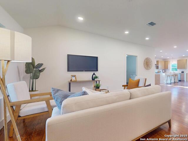 Listing photo id 5 for 141 Chevy Chase