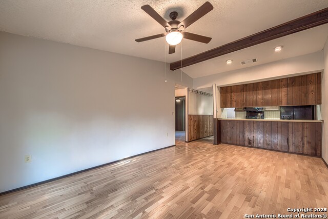 Listing photo id 11 for 7002 Autumn Chase