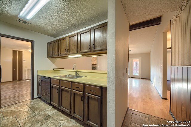 Listing photo id 14 for 7002 Autumn Chase