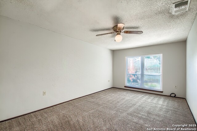 Listing photo id 19 for 7002 Autumn Chase