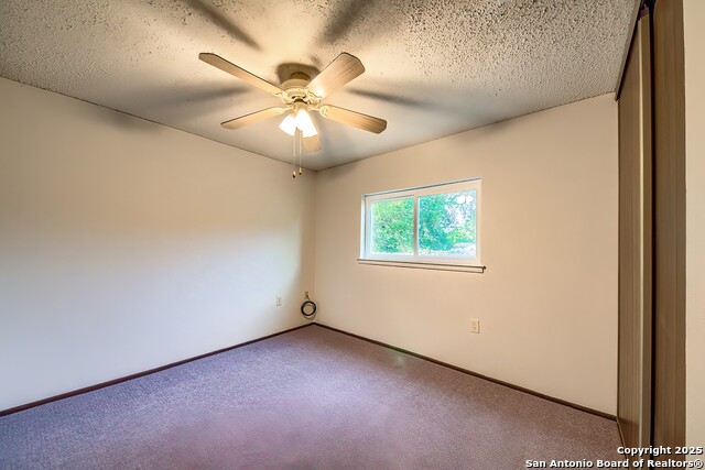 Listing photo id 24 for 7002 Autumn Chase