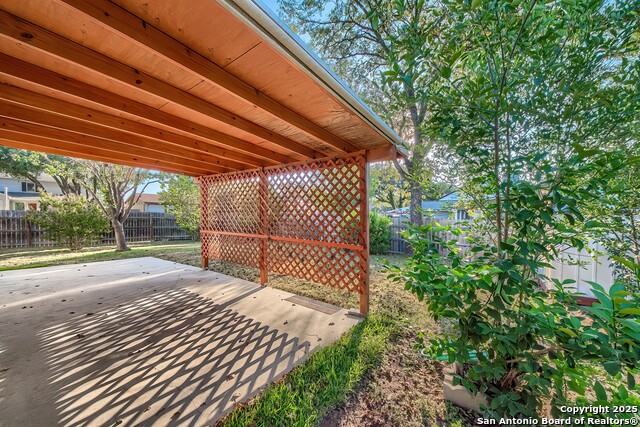 Listing photo id 30 for 7002 Autumn Chase