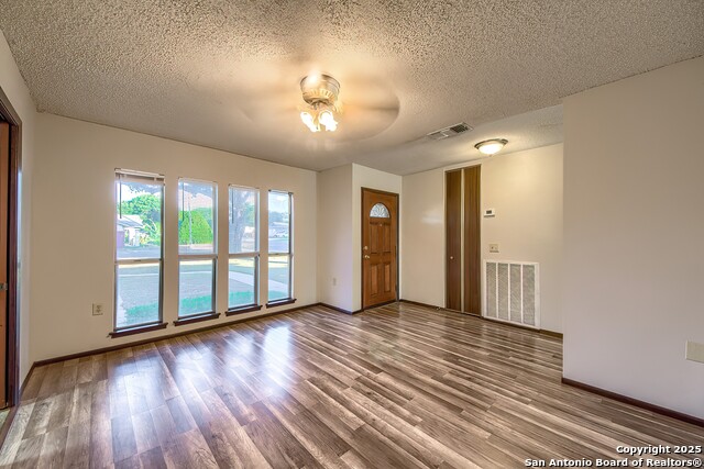 Listing photo id 3 for 7002 Autumn Chase