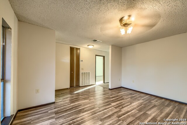 Listing photo id 4 for 7002 Autumn Chase