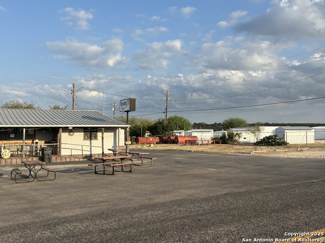 Listing photo id 2 for 7116 Texas R 2