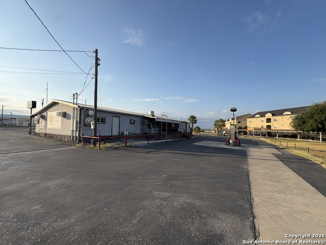 Listing photo id 5 for 7116 Texas R 2