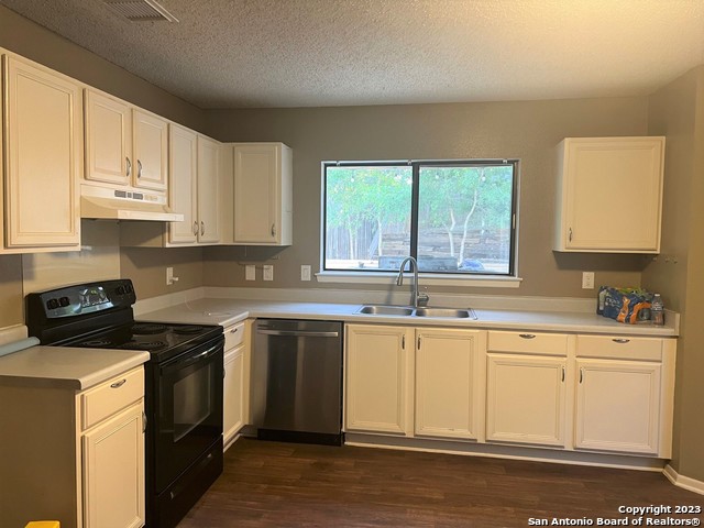 Image 4 of 13 For 7306 Red Deer Pass