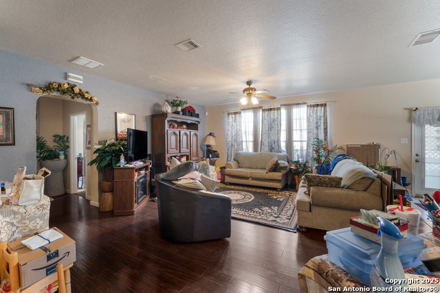 Listing photo id 8 for 144 Springtree Blf