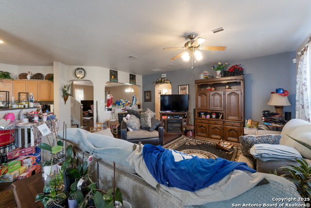 Listing photo id 9 for 144 Springtree Blf